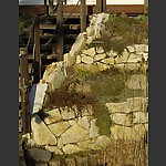 Böschungsabfangung aus Natursteinmauern