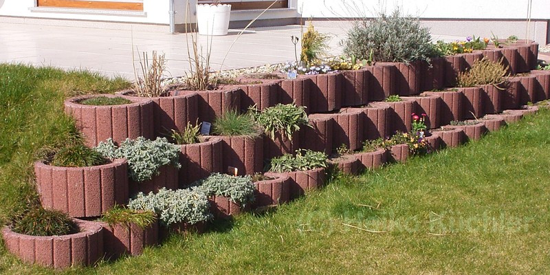 Mauer aus Böschungsverbund-Steinen